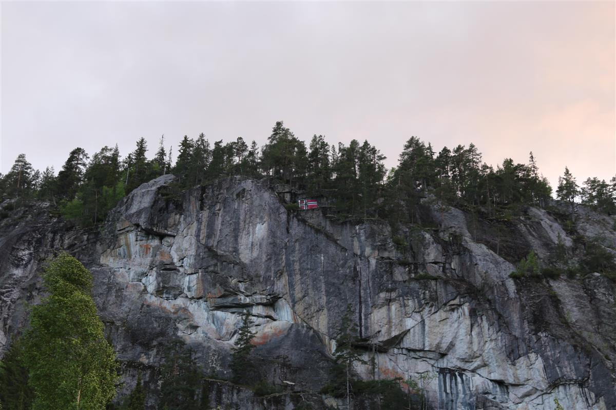 Fjell i sør Etnedal med et malt norsk flagg i berget - Klikk for stort bilde